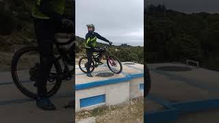 Intentando pasos imposibles  #shorts #mtb...