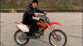 TEACHING THE WORM HOW TO RIDE CLUTCH DIRTBIKE!
