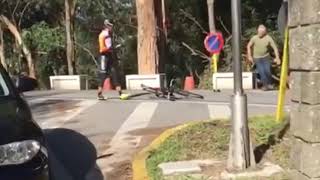 Un camionero la emprende a martillazos en una...