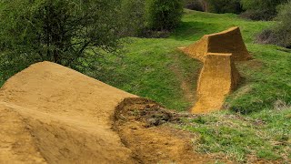 BUILDING THE FIRST MEGA MTB DIRT JUMP!! EP2