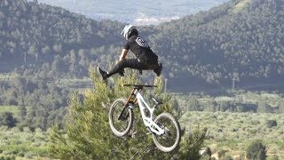 INSANE CRASH 14 m JUMP PROBANDO MTB BIKEPARK...