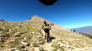 Roca Sança! Trialera de les bones baixant del...
