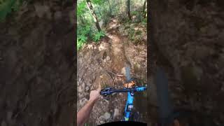 Casi me muerde !  #mtb #enduromtb #perros...
