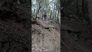 Bajada inclinada y resbaladiza ‼️...