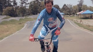 ¿Cómo pedalear parado? - Clases gratis de BMX