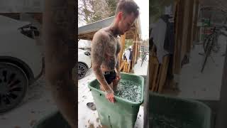 -8 Grad Eisbad in der Regentonne #eisbaden...