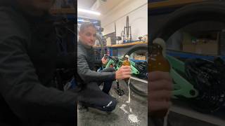 Come aprire una birra con la bici 