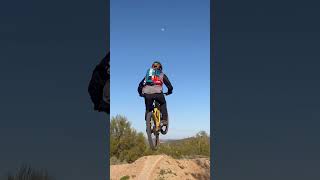 Brincas o no brincas, Pyramid hills arizona...