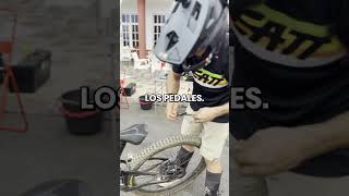 En la bicicleta todo se afloja, así que es...