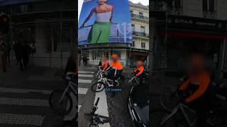 J'ai été suivi par un groupe de policiers à...