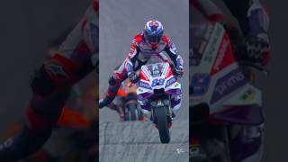 Look at the way he slows down for the corner ...