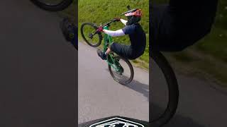 HIGH SPEED MANUAL ON A MOUNTAIN BIKE #bikes...