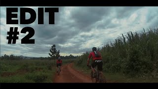 De weg naar een mountainbikereis in Oeganda //...