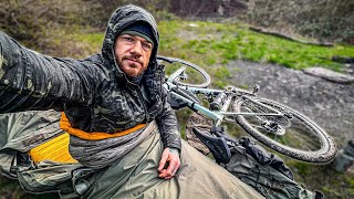 Solo-Bikepacking Tour mit minimalistischer...