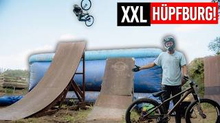 In XXL Hüpfburg mit dem Fahrrad springen!