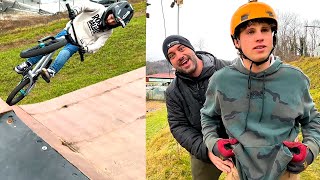 Bambini di 7 anni che saltano come pazzi e...