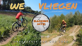 Luuk en ik komen van de grond tijdens onze MTB...