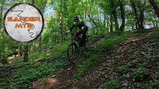 Een verlaten bikepark omringt met mooie enduro...