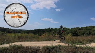 Luuk maakt de perfecte jump op bikepark Mook!