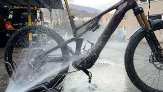 Posso lavare la bici elettrica con l'acqua?