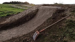 BUILDING A DIRT JUMP QUARTERPIPE TIMELAPSE -...