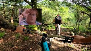Bajar detrás de este chaval es un espectáculo