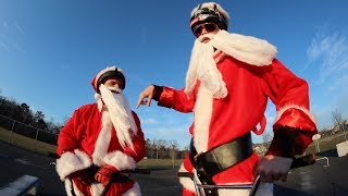 LITTLE SANTA vs. BIG SANTA GAME OF BIKE!
