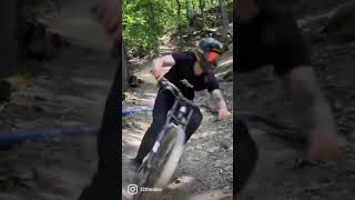 Mauer-Drop mitten im Wald mit Canyon Sender...