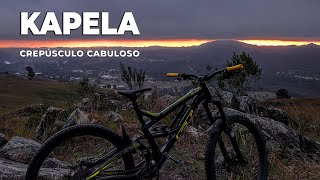 KAPELA com crepúsculo cabuloso