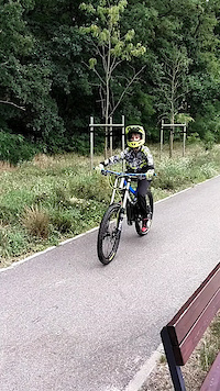 My little bro starts his adventure with dh racing
