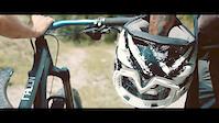 Freeriding through a little Canyon in the Woods